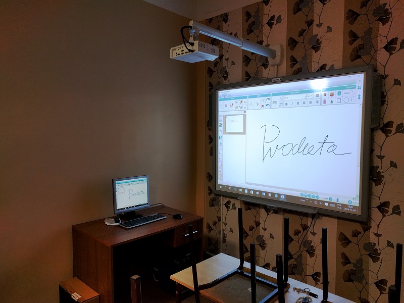 szkolna pracownia komputerowa - tablica interaktywna